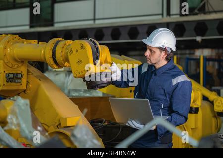 Industrietechniker inspizieren gelben Roboterarm-Bestand in einem Fabriklager. Konzept für den Service zur Wartung schwerer Industriemaschinen, Ausrüstung qu Stockfoto