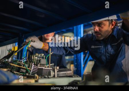 Hauptmaschinenbauingenieur inspiziert Lager von mechanischen Teilen auf Regalen und Schrottkomponenten zur Vorbereitung der Zerstörung. Konzept des Managements Stockfoto
