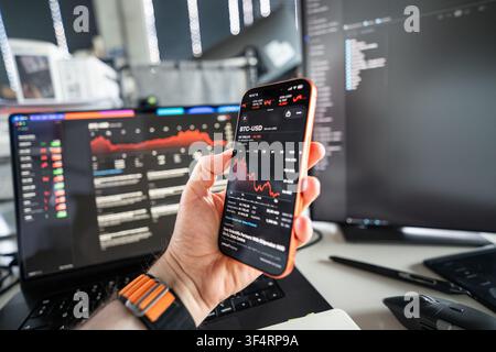 Posen, Polen, 28. Juli 2026, Person hält Smartphone und zeigt Bitcoin-Aktienkursrückgang Technische Finanzanalyse Marktcrash. Ein Investor Stockfoto