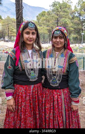 Zwei junge Frauen in farbenfroher traditioneller Kleidung im Saurabh Van Vihar Naturpark, Himachal Pradesh, Indien Stockfoto