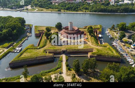 Luftbild der Festung Wisloujscie, umgeben von Wasser und grünen Befestigungen in Danzig, Wojewodztwo pomorskie, Polen. Stockfoto