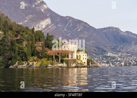 Blick auf die historische Villa Monastero mit ihren üppigen Gärten und Zypressen, die am Ufer des Comer Sees in Varenna, Lombardei, Italien, gelegen ist. Stockfoto