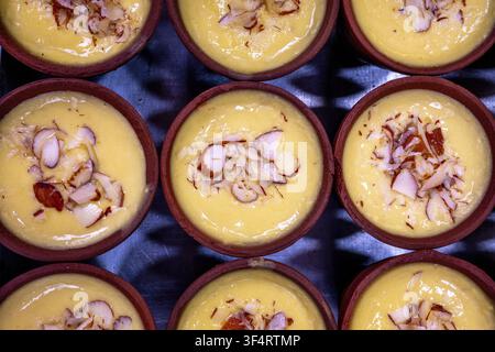Ein traditionelles indisches Dessert aus Amritsar, in Punjab, Indien. Süßes Pudding mit Mandeln und Pistazien oben drauf Stockfoto