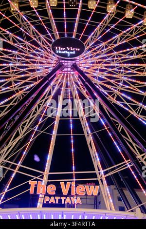 Das beleuchtete Riesenrad von Pattaya bietet einen spektakulären Panoramablick bei Nacht; es ist eine moderne Attraktion im Herzen der Stadt und ein Symbol der Unterhaltung Stockfoto
