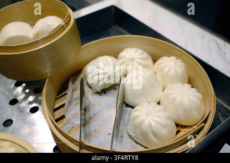 Baozi, traditionelle gedämpfte Brötchen, werden in Bambuskörben präsentiert. Hoa Lu, Vietnam. Stockfoto