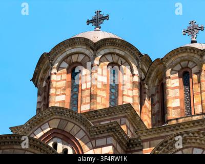 Kuppeln und Kreuze offenbaren architektonische Details der Markuskirche in Belgrad Stockfoto