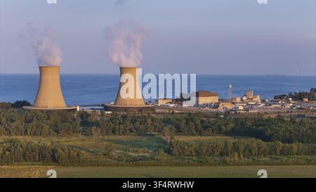 Frenchtown Township, Vereinigte Staaten - 24. Juli 2026: Luftaufnahme des Enrico Fermi II NPP mit seinen Kühltürmen, die Dampf abgeben, gelegen am Ufer des Stockfoto