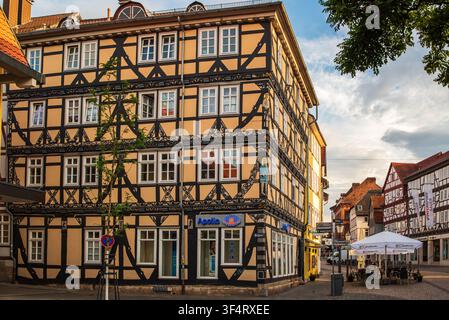 Eschwege, Deutschland – August 1 2025: Das Raiffeisenhaus ist ein historisches Fachwerkhaus in der Altstadt von Eschwege, Deutschland Stockfoto