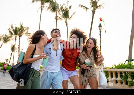 Eine bunte Gruppe von Freunden zelebriert Freude und Zweisamkeit auf Reisen und drückt pures Glück aus Stockfoto