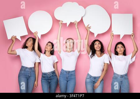Nachdenkliche Frauen Halten Leere Rede Blasen Über Kopf, Rosa Hintergrund Stockfoto