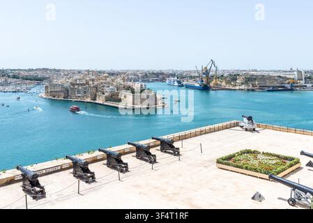 Valletta, Malta – 20. Mai 2025: Panoramablick auf den Grand Harbour von der historischen Saluting Battery aus, der die befestigte Uferpromenade von Valletta und geschäftiges h zeigt Stockfoto