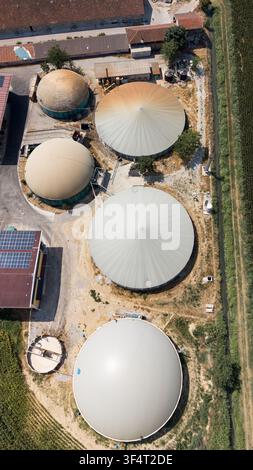 Luftbild einer modernen Biogasanlage mit großen runden anaeroben Fermentern, Solarpaneelen und landwirtschaftlichen Feldern in Tavazzano con Villavesco, Lomba Stockfoto