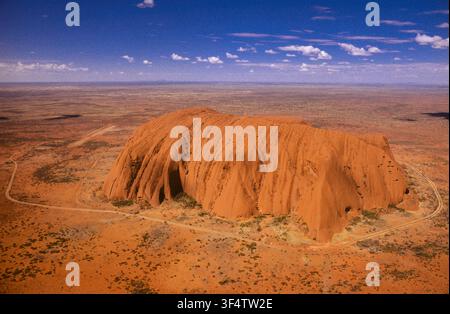 Der Uluru-Kata Tjuta-Nationalpark enthält weltberühmte Sandsteinmonolithen im Northern Territory von Australien. Der Park erstreckt sich über 1326 Quadratkilometer und ist nach dem 348 Meter hohen Uluru (Ayers Rock) und Kata Tjuta (Mount Olga) benannt. Der Ort ist in der Liste der UNESCO-Welterbestätten aufgeführt. Abgebildet: Luftaufnahme des Uluru (Ayers Rock) Stockfoto