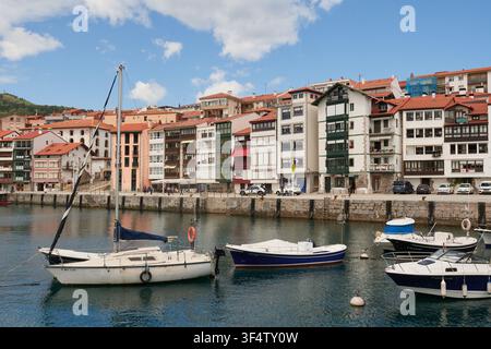Traditionelle Uferhäuser und Boote im Hafen von Lekeitio, Bizkaia, Baskenland, Spanien Stockfoto