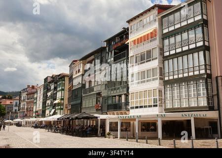 Traditionelle baskische Häuser und Restaurants entlang der Uferpromenade von Lekeitio, Bizkaia, Spanien Stockfoto