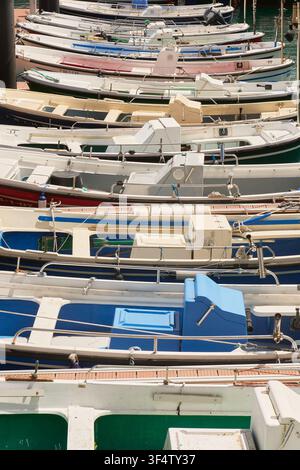 Kleine Boote, die im Hafen von Lekeitio, Baskenland, Spanien, aneinander festgemacht sind Stockfoto