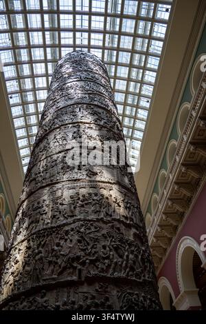 London, UK - 26. Jun 25: Niedrige Ansicht der Besetzung der Trajanssäule unter dem verglasten Dach des Victoria and Albert Museums in London, England. Stockfoto