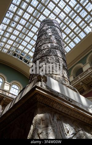 London, UK - 26. Jun 25: Niedrige Ansicht der Darsteller der Trajanssäule, die unter dem verglasten Dach der Victoria and Albert Museum in London, England, aufsteigen Stockfoto