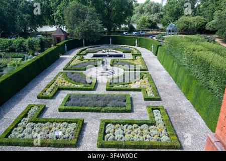 Erhöhte Ansicht eines formellen geometrischen Gartens mit Hecken und Brunnen im Kew Palace im Royal Botanic Gardens, Kew, London. Stockfoto