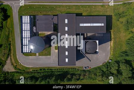 Nordborg, Dänemark - 12. Juli 2026: Luftaufnahme des Nordals-Biomasswerks mit dunkelgrauen Industriegebäuden, einem hohen Schornstein und großem Wasserstoff Stockfoto