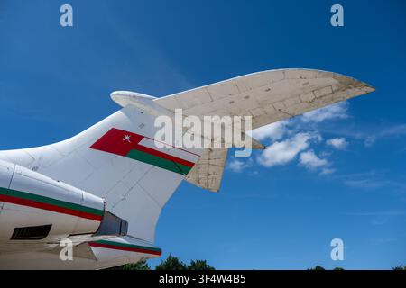 Wheybridge, UK - 26. Jun 25: Nahaufnahme des Heckteils und des Rumpfes eines erhaltenen Oman Air-Flugzeugs, das im Freien im Brooklands Muse fotografiert wurde Stockfoto
