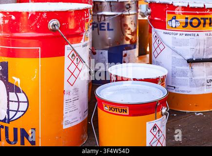 Amsterdam, Niederlande – 20. Juli 2026: Industrielle Jotun-Farbeimern und Metalldosen mit Chemiewarnhinweisen an einem Hafenstandort Stockfoto