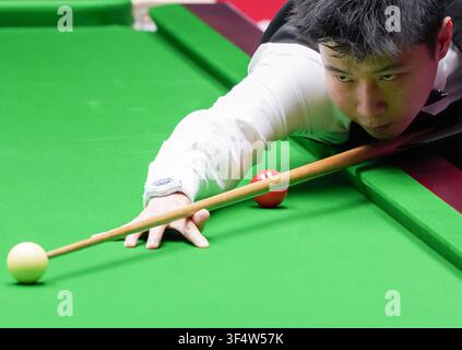 Shanghai, China. 30. Juli 2026. Zhao Xintong tritt während des Viertelfinalspiels zwischen Zhao Xintong aus China und Neil Robertson aus Australien beim World Snooker Shanghai Masters 2026 in Shanghai, Ostchina, am 30. Juli 2026 an. Credit: Ding Ting/Xinhua/Alamy Live News Stockfoto