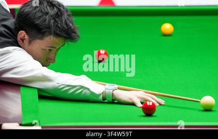 Shanghai, China. 30. Juli 2026. Zhao Xintong tritt während des Viertelfinalspiels zwischen Zhao Xintong aus China und Neil Robertson aus Australien beim World Snooker Shanghai Masters 2026 in Shanghai, Ostchina, am 30. Juli 2026 an. Credit: Ding Ting/Xinhua/Alamy Live News Stockfoto