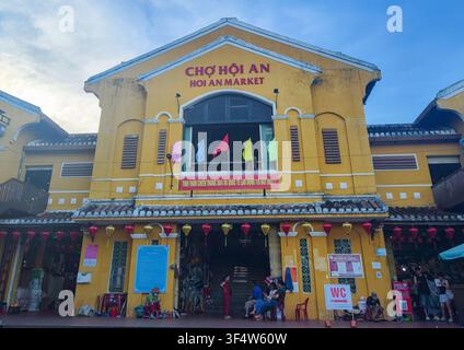 gelbe Fassade des Hoi An Zentralmarktes (Chợ Hội An) in der Altstadt von Hoi An, einem UNESCO-Weltkulturerbe in der Provinz Quang Nam, Vietnam. Stockfoto