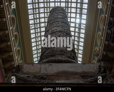 London, UK - 26. Jun 25: Niedrige Ansicht der Darsteller der Trajanssäule unter dem verglasten Dach des Victoria and Albert Museums, London, England. Stockfoto