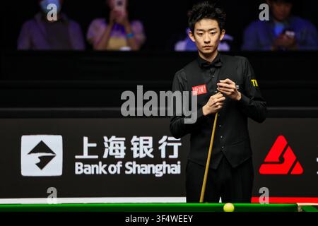 Shanghai, China. 30. Juli 2026. SHANGHAI, CHINA - 30. JULI: Wu Yize aus China markiert die Queue im Viertelfinale gegen Shaun Murphy aus England am 4. Tag des 2026 WST Shanghai Masters im Luwan-Indoor-Stadion am 30. Juli 2026 in Shanghai, China. (Foto von Qian Jun) Credit: Jun QIAN/Alamy Live News Stockfoto
