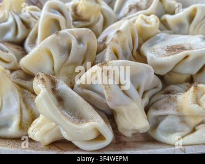 Ein Teller traditioneller georgischer Khinkali-Teigtaschen, gefüllt mit Fleisch. Essen Stockfoto