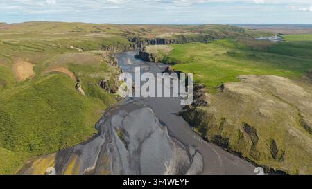 Luftaufnahme der Hólmsá, die durch Hólmsárgljúfur in der Nähe von Atlaey fließt, mit verflochtenen Kanälen und Kiesbänken im isländischen Hochland. Stockfoto