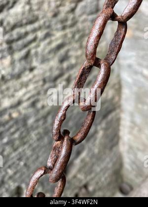 Nahaufnahme der rostigen Eisenketten der mittelalterlichen Zugbrücke der Bunratty Castle Stockfoto