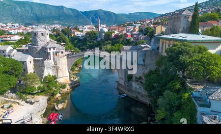 Luftaufnahme von oben mit Drohne der historischen Stari Most Mostar Alten Brücke über den Neretva-Fluss in Bosnien und Herzegowina Stockfoto