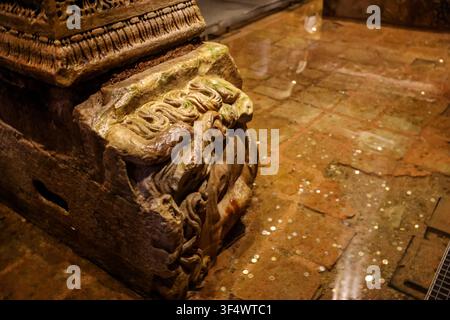 Antike Säule in der Basilika-Zisterne, Istanbul, Türkiye. Stockfoto
