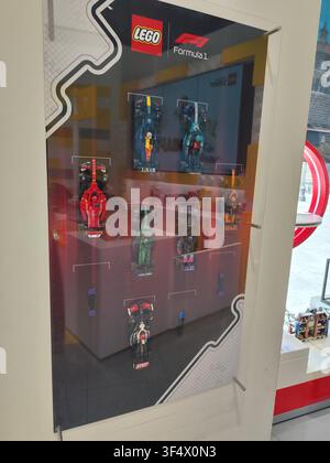 LEGO Formula-1-Rennwagen-Präsentationsständer mit Miniatur-Speed-Champions-Modellen auf dem Brett im Laden. Mailand, Italien - 24. Juni 2026 Stockfoto