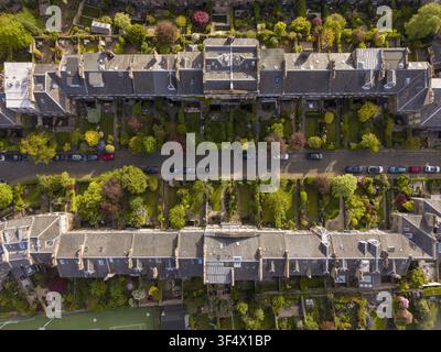 Luftbild der historischen Ann Street mit ihren georgianischen Häusern, üppigen Privatgärten und der Kopfsteinpflasterstraße in Edinburgh, Schottland, Vereinigtes Königreich. Stockfoto