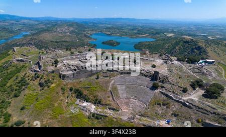 Luftaufnahme der antiken Akropolis und des Theaters von Pergamon in Bergama Izmir, Türkei Stockfoto
