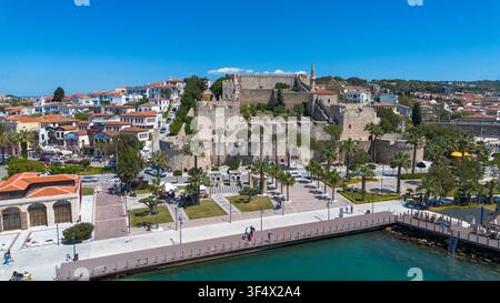Luftaufnahme der historischen Burg Cesme und der Küstenstadt Izmir in der Türkei Stockfoto