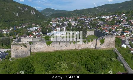 Luftbild der historischen Festung Jajce mit bosnischer Flagge in Bosnien und Herzegowina Stockfoto