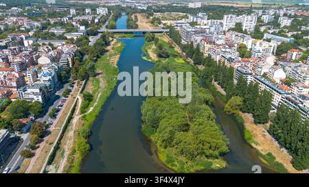 Luftaufnahme des Mariza-Flusses, der durch die Stadt Plowdi in Bulgarien fließt Stockfoto