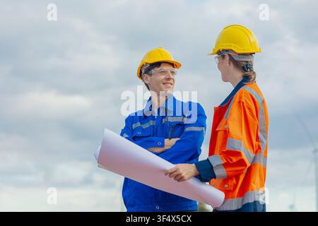 Ingenieurteam arbeitet im Freien mit Sicherheit, Baustelleninspektion, Arbeiter arbeiten zusammen, Teamarbeit im Freien, Mann und Frau, Technikerzusammenarbeit. Stockfoto