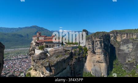 Luftbild des Heiligen Dreifaltigkeitsklosters, das auf einer steilen Felsnadel in Meteora, Griechenland, thront Stockfoto
