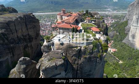 Luftbild des Grundstücks des Heiligen Dreifaltigkeitsklosters auf einer hohen Felsformation in Meteora, Griechenland Stockfoto