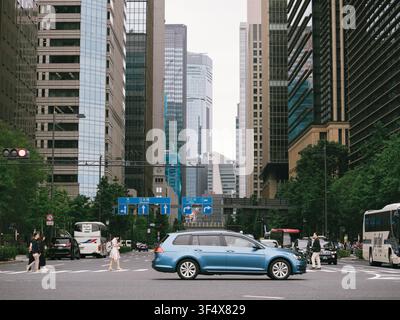 Wolkenkratzer und Verkehr an einer Stadtzentrumskreuzung in der Nähe des Kaiserpalastes an einem bewölkten Tag, Tokio, Japan Stockfoto