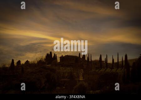 Abendhimmel über der Toskana, Zypressen und Weingutvillen, dramatischer Himmel Stockfoto