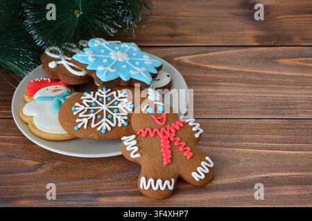 Lebkuchenmann und Schneeflockenkuchen mit Kiefernzweig auf Sackleinen-Kopierraum Stockfoto