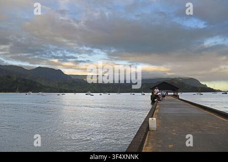 Hanalei Pier, Pier, der in die Hanalei Bay an der Nordküste der Insel Kauai im Bundesstaat Hawaii am Abend bei Sonnenuntergang gebaut wurde. Vereinigte Staaten Stockfoto