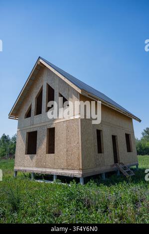 SIP-Plattenhaus ohne Fenster. Stockfoto
